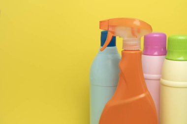 Sarı masa arkaplanındaki ev temizleme plastik ürünü, ev servisi veya temizlik konsepti