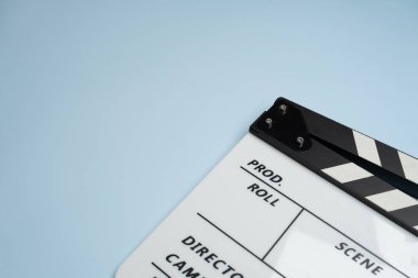 Mavi masa arka planında film alkışları; film, sinema ve video fotoğrafçılığı kavramı