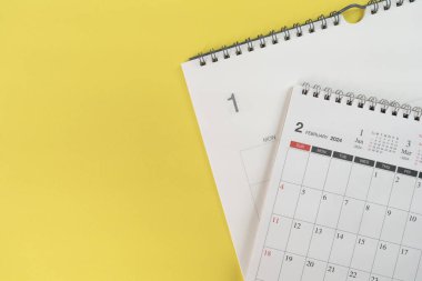 sarı masa arkaplanındaki takvimi kapat, iş toplantısı ya da seyahat planlama konseptini planla