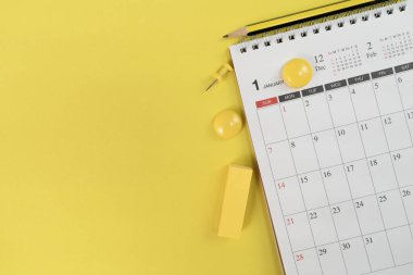 Takvimi mavi sarı arka planda kapat, iş toplantısı ya da seyahat planlama konsepti planla