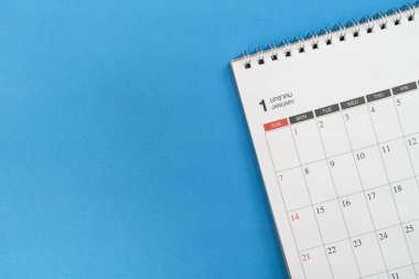 mavi masa arkaplanındaki takvimi kapat, iş toplantısı ya da seyahat planlama konsepti için planlama