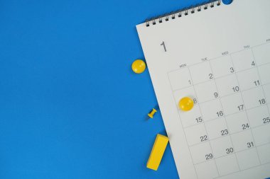 mavi masa arkaplanındaki takvimi kapat, iş toplantısı ya da seyahat planlama konsepti için planlama