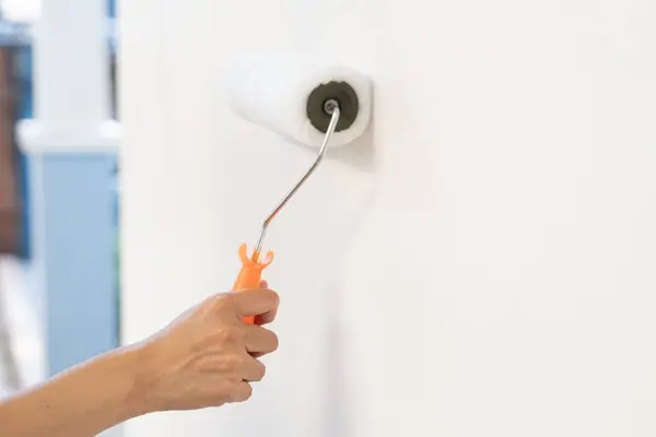 Işçisinin Elinde Fırça Tutması Duvardaki Duvarları Beyaza Boyaması Boya Onarım — Stok fotoğraf