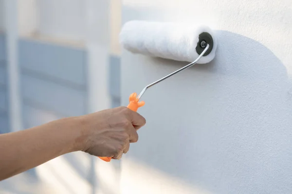 Mão Trabalhador Segurando Rolo Pintura Pincel Branco Casa Parede Diy — Fotografia de Stock