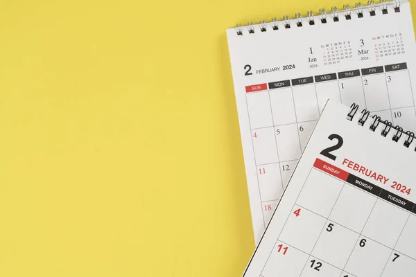 Nahaufnahme Des Kalenders Auf Dem Gelben Tischhintergrund Planung Für Geschäftstreffen Stockbild