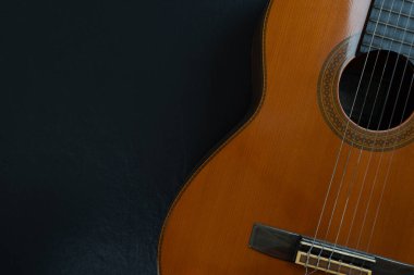 Siyah masa arkasında eski klasik gitar, müzik konsepti