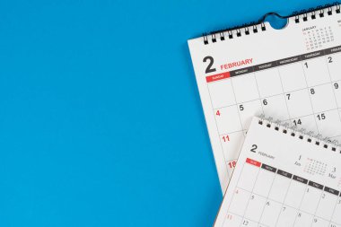 mavi masa arkaplanındaki takvimi kapat, iş toplantısı ya da seyahat planlama konsepti için planlama