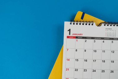 mavi masa arkaplanındaki takvimi kapat, iş toplantısı ya da seyahat planlama konsepti için planlama