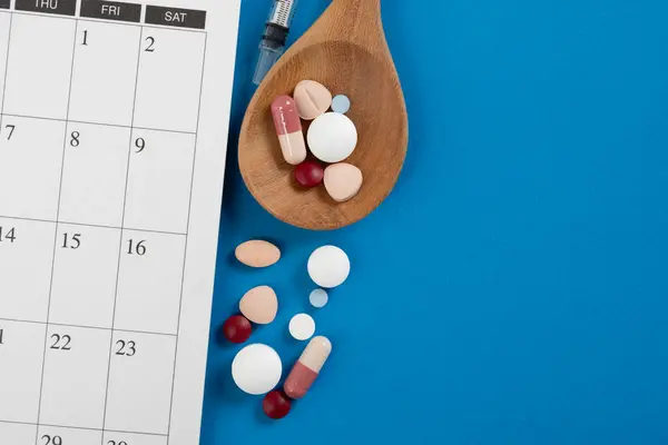 Viele Bunte Arzneimittel Oder Pille Und Kalender Auf Dem Blauen Stockbild
