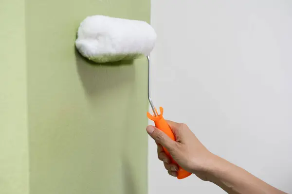 Mão Trabalhador Segurando Escova Pintura Rolo Verde Casa Parede Diy — Fotografia de Stock