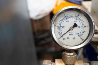 Makine üzerindeki basınç göstergesini kapat, mühendislik ekipmanı konsepti