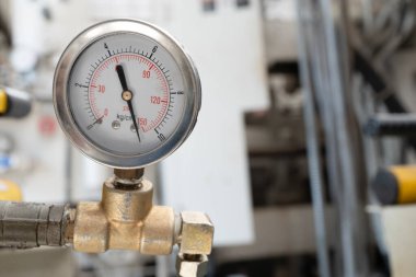 Makine üzerindeki basınç göstergesini kapat, mühendislik ekipmanı konsepti