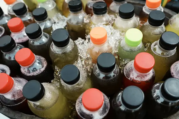 Gemischte Eissaftflasche Auf Dem Markt Gesundes Fruchtgetränk Konzept Stockfoto