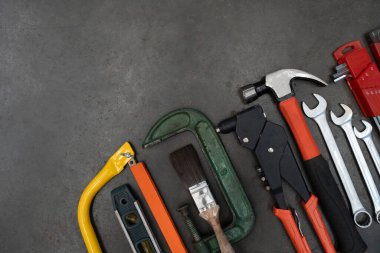 Siyah tablo arkaplanındaki eski araçlar, mühendislik kavramı