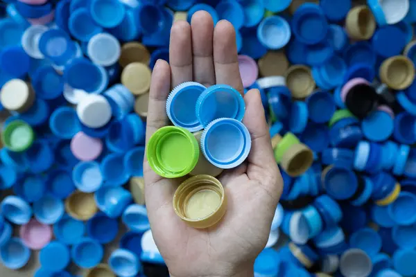 Frau Hält Plastikflaschenverschlüsse Für Recycling Die Umwelt Schonen Recycling Wiederverwendung lizenzfreie Stockfotos