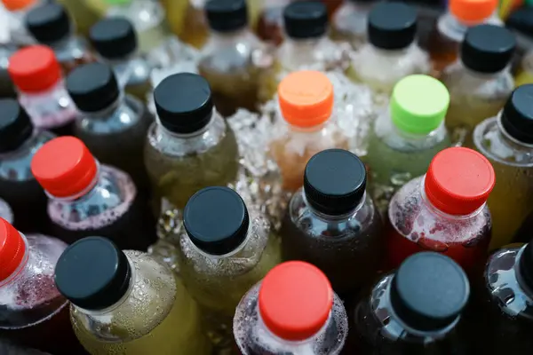 Gemischte Eissaftflasche Auf Dem Markt Gesundes Fruchtgetränk Konzept Stockbild