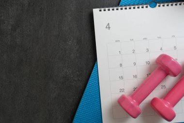 Siyah arka plan, spor ve sağlıklı konsepte sahip halter ve takvim egzersizi zamanı.