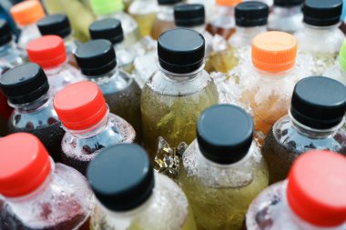 Piyasada soğuk meyve suyu şişesi, sağlıklı meyve suyu konsepti.