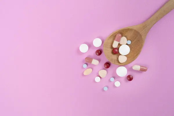 Много Красочных Лекарственных Препаратов Таблетки Ложке Фоне Розового Стола Здоровой Стоковое Изображение