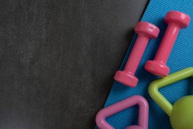 Siyah masa arkaplanı, sağlıklı ve çalışma konsepti üzerinde spor aletleri çalışma zamanı.