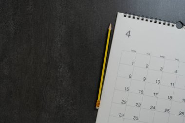 Takvimi siyah masa arka planında kapat, iş toplantısı veya seyahat planlama konsepti için planlama