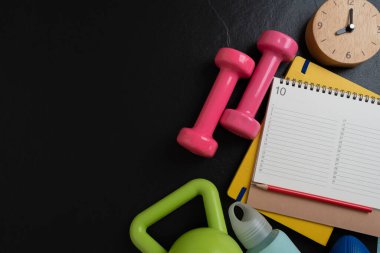 Spor ekipmanlarını masa arkasında kapatıyoruz. Sağlıklı ve egzersiz konsepti.