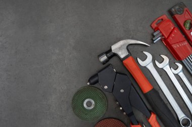 Siyah tablo arkaplanındaki eski araçlar, mühendislik kavramı