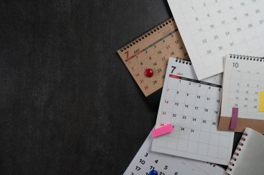 Takvimi siyah masa arka planında kapat, iş toplantısı veya seyahat planlama konsepti için planlama