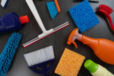 Siyah masa arkaplanındaki ev temizleme plastik ürünü, ev servisi veya temizlik konsepti