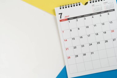 Masa arkasındaki takvimin kapatılması, iş toplantısı ya da seyahat planlama konsepti