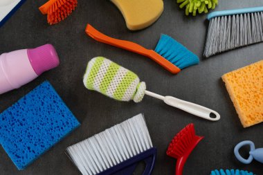 Siyah masa arkaplanındaki ev temizleme plastik ürünü, ev servisi veya temizlik konsepti