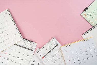 Pembe masa arkaplanındaki takvimi kapat, iş toplantısı ya da seyahat planlama konseptini planla