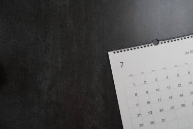 Takvimi siyah masa arka planında kapat, iş toplantısı veya seyahat planlama konsepti için planlama