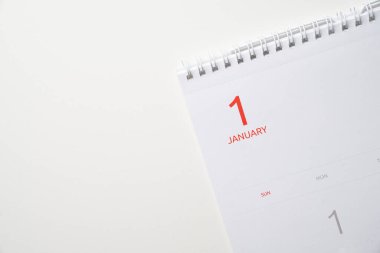 Takvimin beyaz masa arkaplanındaki kapanışı, iş toplantısı veya seyahat planlama Ocak ayındaki konsept