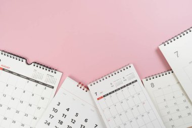 Pembe masa arkaplanındaki takvimi kapat, iş toplantısı ya da seyahat planlama konseptini planla