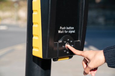 Yaya geçidinde dur isteği düğmesine basarak veya basarak el parmağına basmak, şehir veya şehirde meydanda trafik ışığı