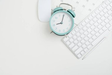 Ofiste turuncu renkli masa arkaplanı üzerinde kırtasiye, takvim, alarm saati olan mühendis veya mimar masası, proje fikirleri kavramı