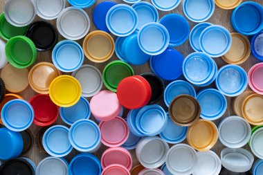 Çevreyi korumak için plastik şişe kapaklarını kapatın, geri dönüşüm, yeniden kullanım, çöp öğütücü, dünyayı kurtarın