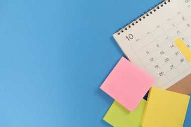 mavi masa arkaplanındaki takvimi kapat, iş toplantısı ya da seyahat planlama konsepti için planlama