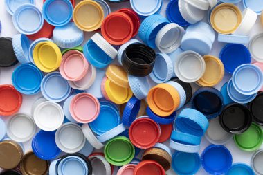 Çevreyi korumak için plastik şişe kapaklarını kapatın, geri dönüşüm, yeniden kullanım, çöp öğütücü, dünyayı kurtarmak için.