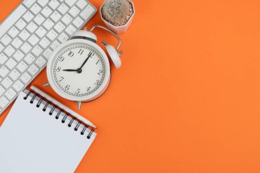 Ofiste turuncu arka planı olan mühendis ya da mimar masası, proje fikirleri kavramı