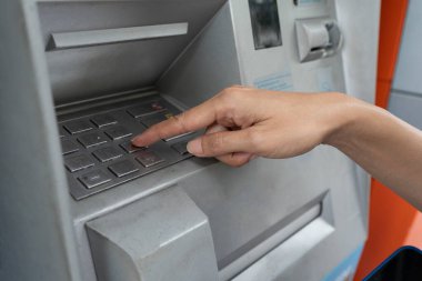 Kadın elinin ATM 'ye PIN kodunu girmesini kapat.