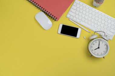 Ofiste sarı arkaplan üzerine kırtasiye malzemesi olan mühendis ya da mimar masası, proje fikirleri kavramı