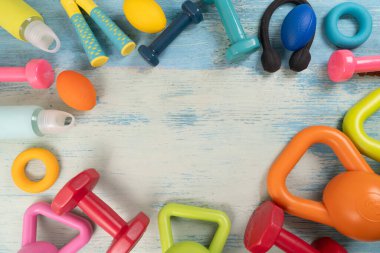 Mavi masa arkaplanındaki spor malzemelerinin en üst görünümü, sağlıklı ve egzersiz konsepti