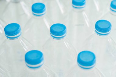 Çevreyi korumak için plastik şişeleri kapatın, geri dönüşüm, yeniden kullanım, çöp öğütücü, dünyayı kurtarmak için