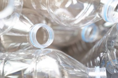 Çevreyi korumak için plastik şişeleri kapatın, geri dönüşüm, yeniden kullanım, çöp öğütücü, dünyayı kurtarmak için