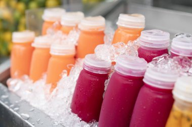 Karışık soğuk meyve suyu şişesini kapat..