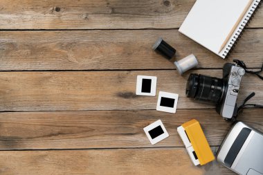 Ahşap masa arkasındaki Retro film kamerası, seyahat konsepti, düz konum.