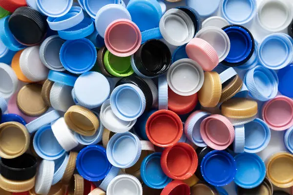 Çevreyi korumak için plastik şişe kapaklarını kapatın, geri dönüşüm, yeniden kullanım, çöp öğütücü, dünyayı kurtarmak için.