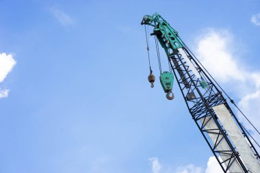 Mavi gökyüzü ve arka planda bulutlu vinç / vinç